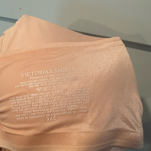 Perfect condition! Never worn! Victoria secret push up plunge bra - 34c - Picture 2 of 2